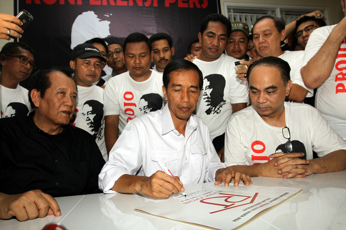 Calon Presiden dari Partai Demokrasi Indonesia Perjuangan (PDIP), Joko Widodo atau Jokowi (tengah) menghadiri acara jumpa pers posko relawan Pro Jokowi (Projo) di kawasan Pancoran, Jakarta Selatan, Jumat (11/4/2014). Selain bertemu dengan relawan pemenangan, Jokowi juga meresmikan Rumah Jokowi. TRIB