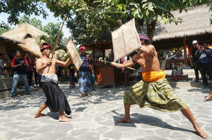 Hubungan Kerajaa Majapahit dengan Suku Sasak di Desa Sade, Lombok.