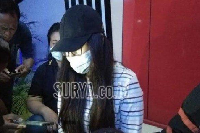 Usai menjalani pemeriksaan 1 x 24 jam oleh penyidik Ditreskrimum Polda Jatim PA akhirnya blak-blakan mengungkapkan skandal prostitusi yang menjeratnya