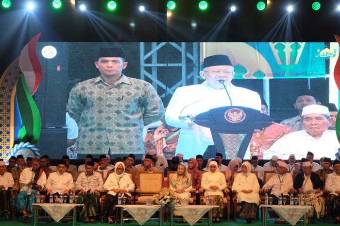 Wakil Presiden Kiai Ma’ruf Amin membuka acara Santri Culture Night Carnival 2019 yang berlangsung di kantor Pengurus Wilayah Nahdatul Ulama Jawa Timur di Surabaya, Jatim, Minggu (27/10/2019). 