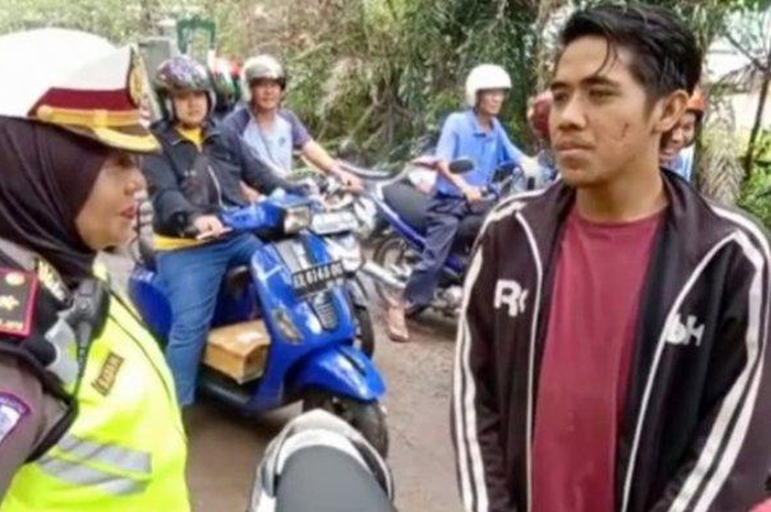 Seorang pengendara terjaring razia kendaraan bermotor di Jalan M Sohor, Kota Pontianak, Kalimantan Barat, Senin (28/10/2019). Setelah ditilang, pelanggar diminta membaca teks sumpah pemuda.  