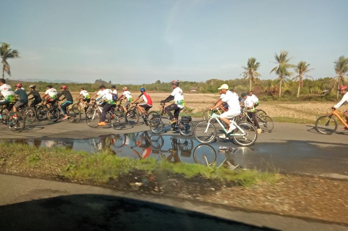 Peserta Gowes Nusantara 2019 yang diadakan Kementerian Pemuda dan Olahraga di Kabupaten Gorontalo Utara, Gorontalo.
