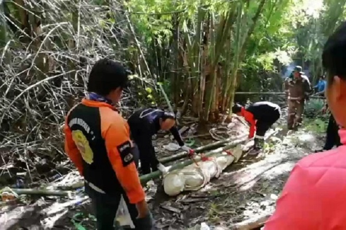 Melihat pemandu wisata mereka ambruk, pasangan yang ketakutan, Jean Louis L'amour dan Anne Mapile melarikan diri dengan panik.