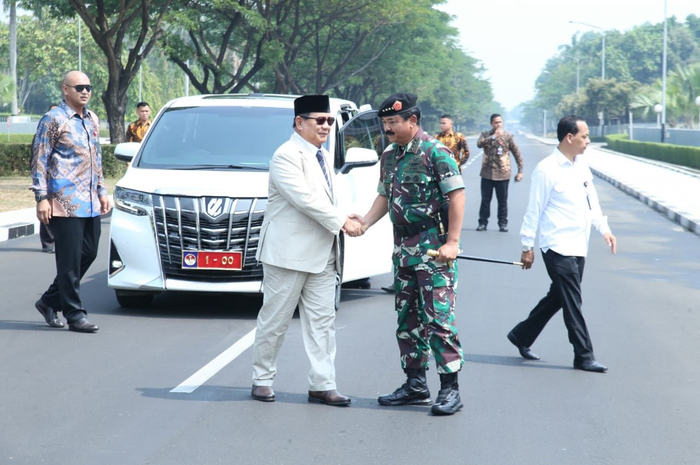 Mobil Toyota Alphard Milik Prabowo Subianto, digunakan saat Kunjungan Kerja di Mabes TNI