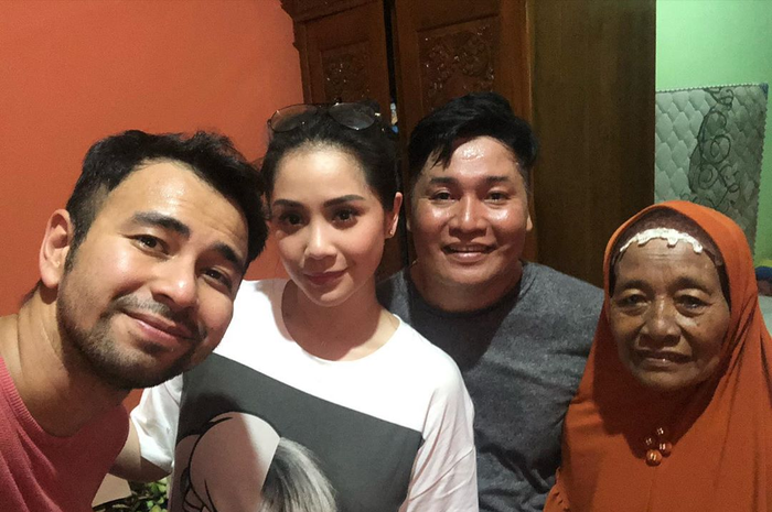 Raffi Ahmad tak bisa menyembunyikan rasa kagumnya kala melihat rumah Merry yang begitu luas di kampung.