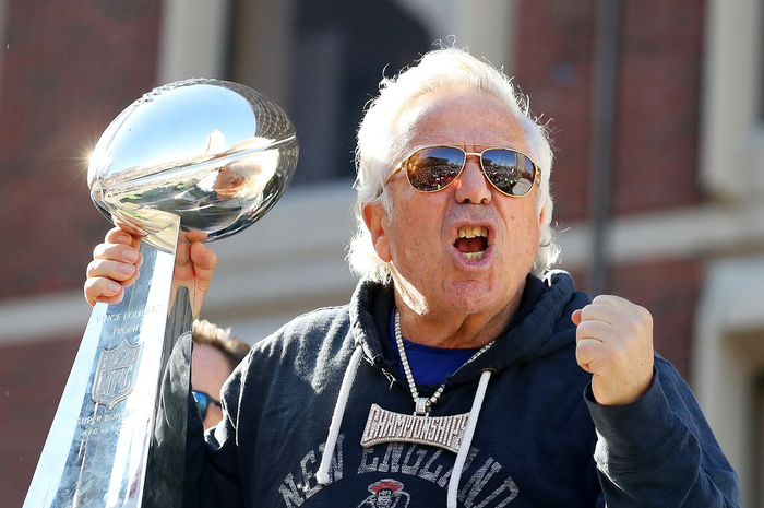 Robert Kraft membeli New England Patriots pada tahun 1994 dari pemiliknya yang lebih memilih tim Stallions.