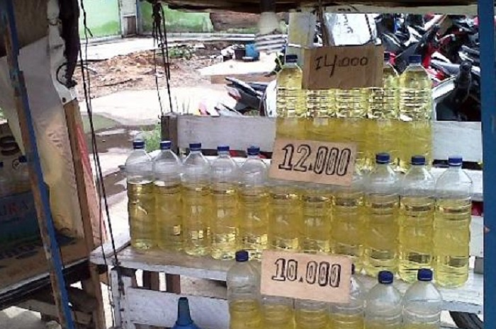 Bensin eceran banyak dijual di pinggir jalan.