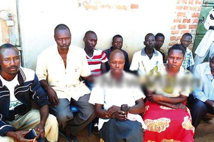 Wanita ini tak puas sudah memiliki 3 suami, bahkan koleksi pacar yang tinggal di rumahnya. Sekarang bingung siapa bapak bayi yang dikandungnya.