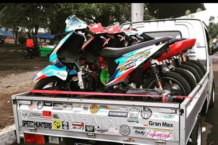 Ilustrasi motor balap distoring pakai Daihatsu Gran Max pick up, yang memiliki pilihan mesin 1.3 dan 1.5L 3SZ
