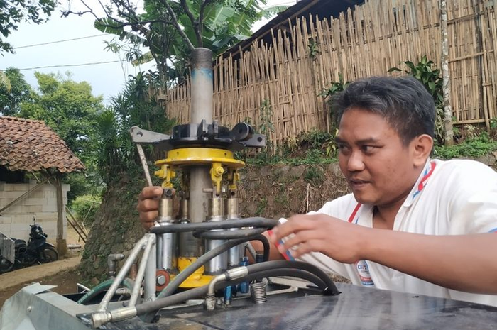 Jujun Junaedi memasang baut di tiang untuk baling-baling utama pada helikopter buatannya di Kampung Cibubuay, Desa Darmareja, Kecamatan Nagrak, Kabupaten Sukabumi, Jawa Barat, Minggu (3/11/2019).