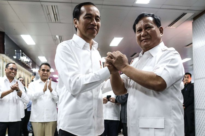 Presiden Joko Widodo dan Ketua Umum Partai Gerindra, Prabowo Subianto memberikan keterangan pers di Stasiun MRT Senayan, Jakarta Pusat, Sabtu (13/7/2019).