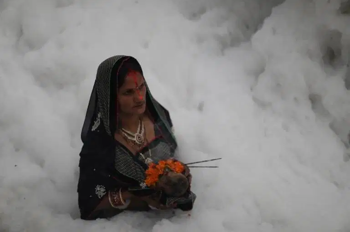 Sekilas foto ini terlihat sakral dan mistis. Faktanya, foto ini menyimpan fakta betapa buruknya polusi air dan udara di India.