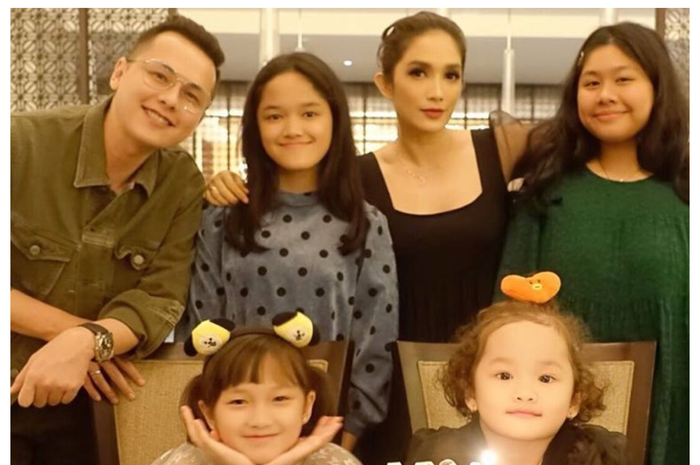 Keluarga Ussy Sulistiawaty dan Andhika Pratama 