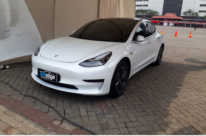 Tesla Model 3 yang mejeng di Pameran energi terbarukan dengan tajuk EBTKE ConEX 2019