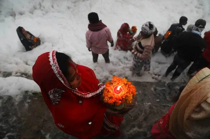 Warga India dalam festival chhath Puja di sungai Yamuna