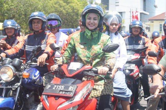 Bupati Jember, Faida (tengah) saat peluncuran program angkutan gratis untuk pelajar tertentu, Selasa (5/11/2019)