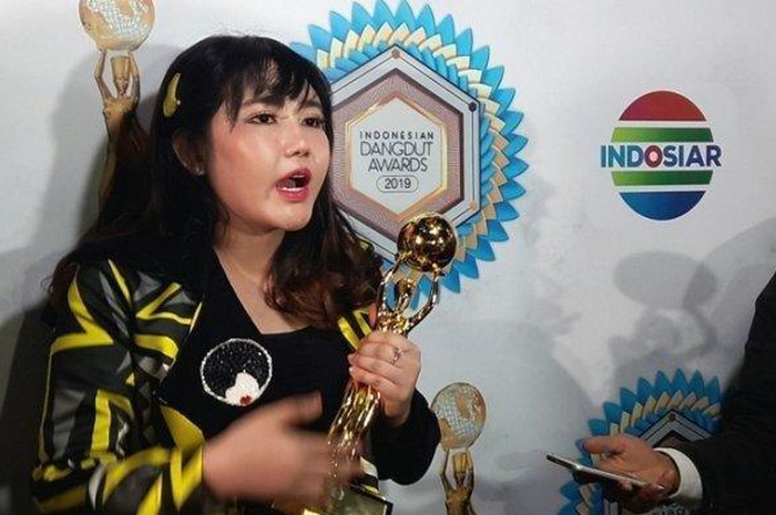 Via Vallen akui sedang lakukan suatu prosedur untuk membuat wajahnya lebih tirus. Memang ada cara bikin wajah tirus tanpa operasi? Berapa biayanya?