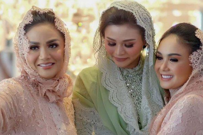 Krisdayanti, Yuni Shara dan adiknya, Kartika Sary