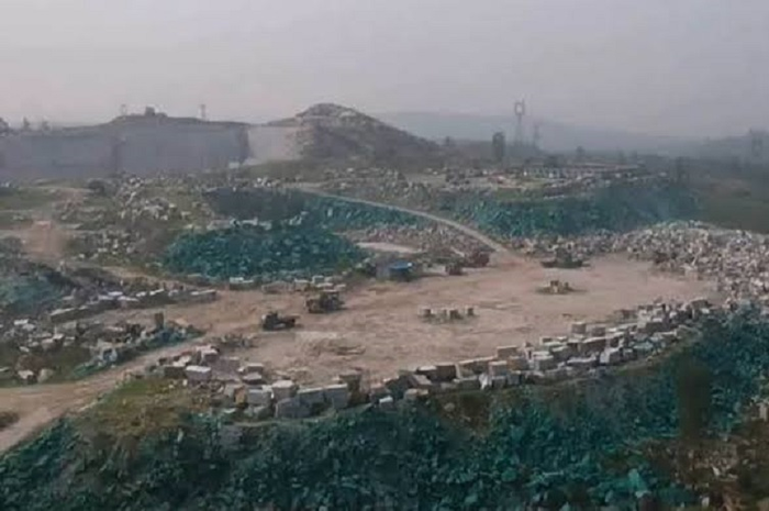 Ketika ditanya mengapa batu-batu itu dicat hijau, seorang akuntan di tambang itu mengaku, itu dilakukan untuk menghindari inspeksi.