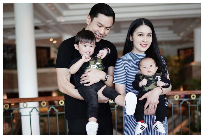 Keluarga Sandra Dewi dan Harvey Moeis.