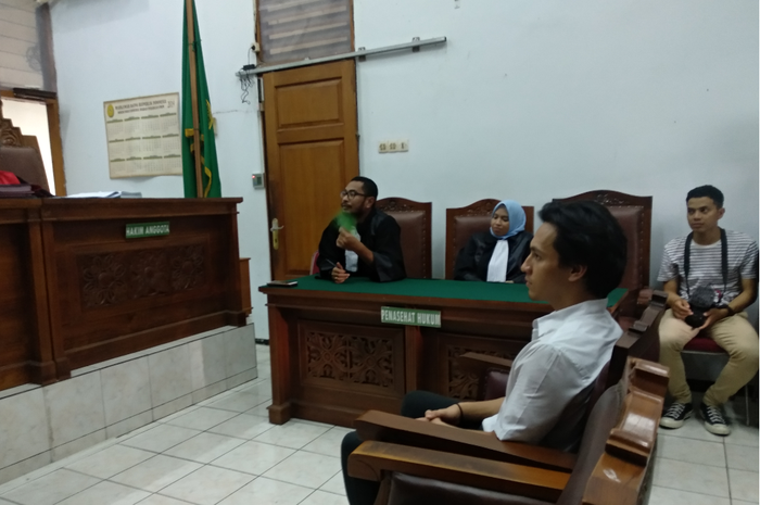Jefri Nichol saat menjalani sidang putusan kasus penyalahgunaan narkoba di Pengadilan Negeri Jakarta Selatan, Senin (11/11/2019).