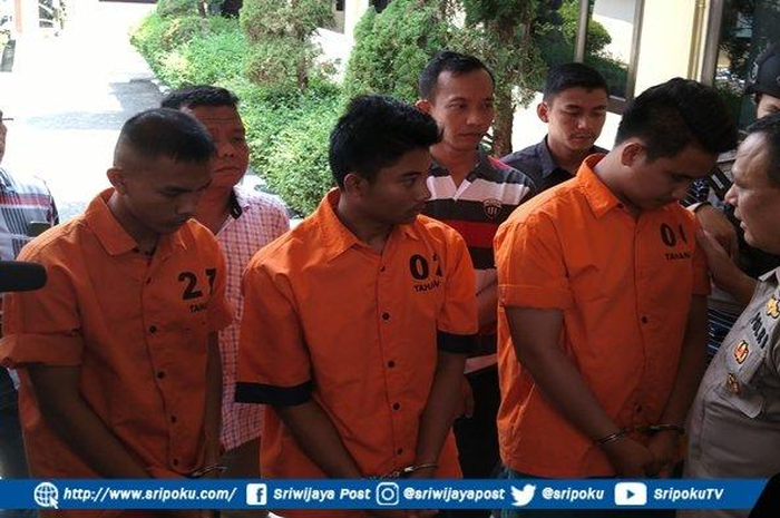 Kapolres Ogan Ilir AKBP Imam Tarmudi, dan jajaran lain saat memeriksa 3 tersangka kasus Pra-diksar berujung maut di Desa Tanjung Baru, Kecamatan Indralaya Utara Kabupaten Ogan Ilir. 