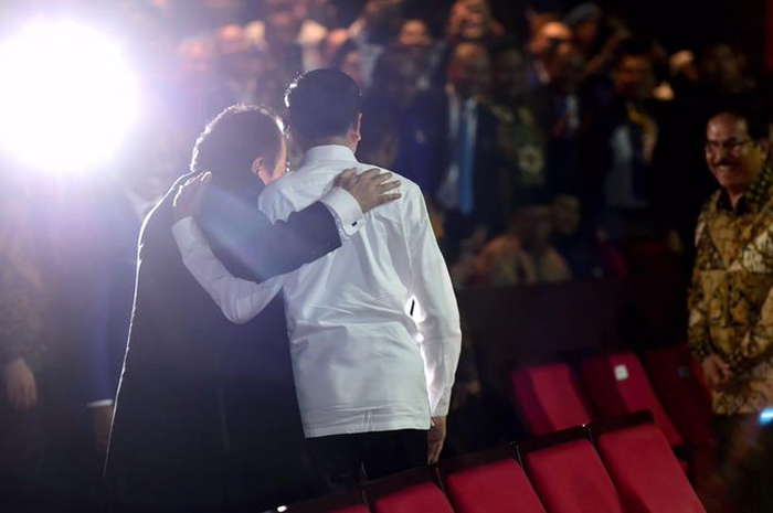 Jokowi berpelukan dengan Surya Paloh (11/11/2019)