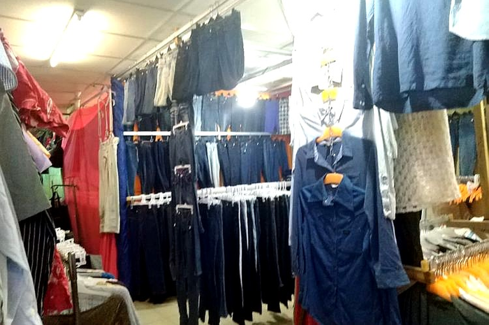 Tempat penjualan baju bekas di Pasar Baru, Jakarta Pusat
