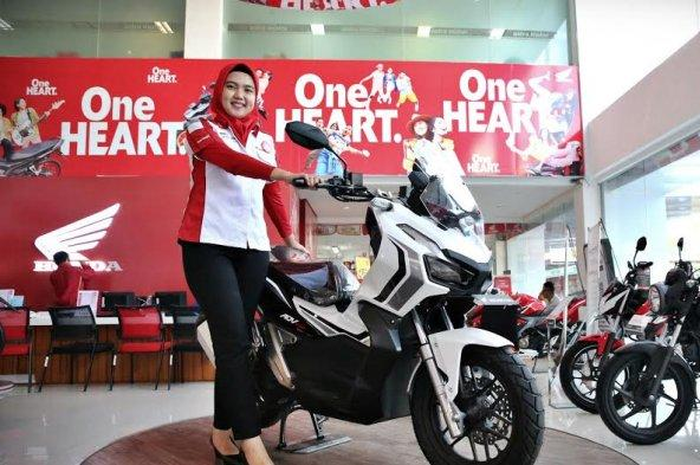 Tenaga promosi memperlihatkan skutik terbaru Honda ADV 150 di Astra Motor Makassar, di Jl Sultan Alauddin.