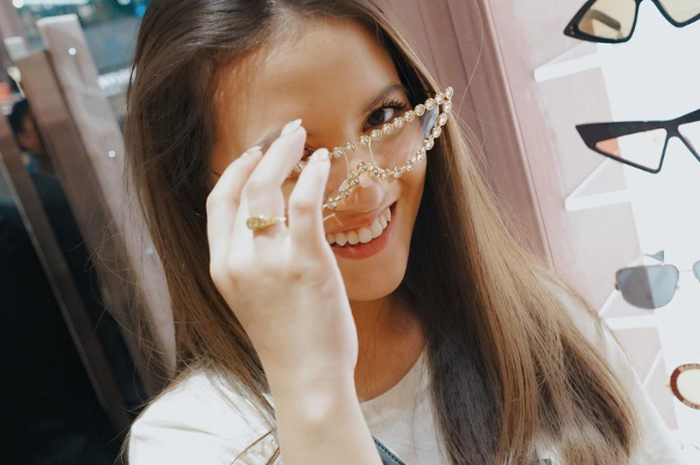 Intip gaya kasual Marsha Aruan paduin kebaya dan celana panjang, yuk!