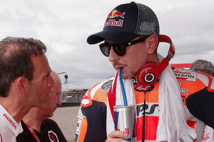 Jorge Lorenzo (kanan) bersama tim manejer Repsol Honda Team, Alberto Puig. Jorge Lorenzo buka-bukaan kalau tinggi badannnya menyusut gara-gara MotoGP. Kok bisa begitu?