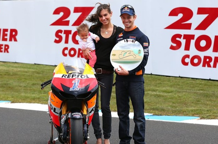 Casey Stoner bersama keluarganya di tikungan di sirkuit Phillip Island