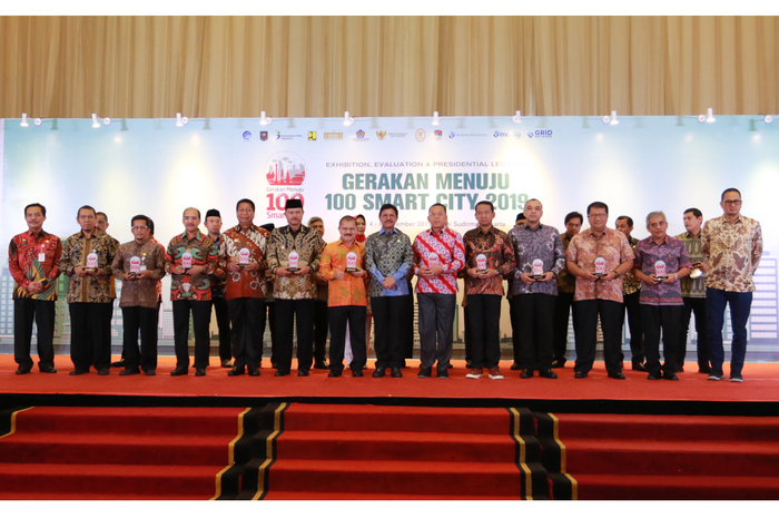 Para perwakilan kota dan kabupaten menerima penghargaan 100 Smart City