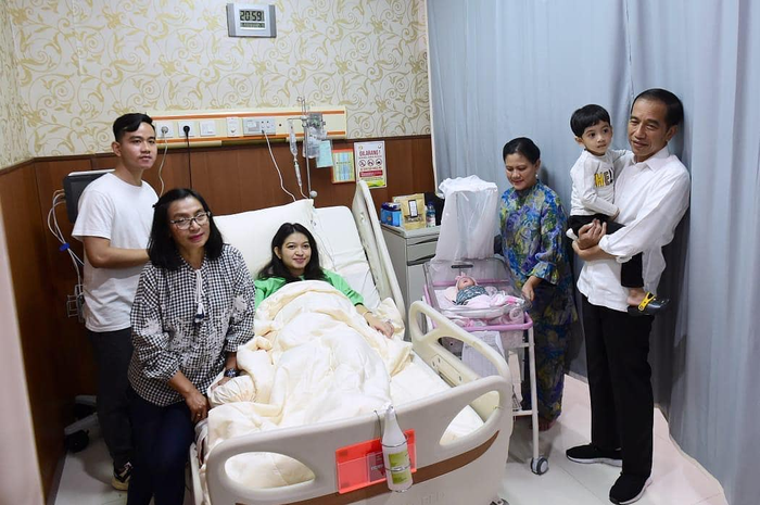 Jokowi bersama keluarga dan cucunya yang ke-3, La Lembah Manah.