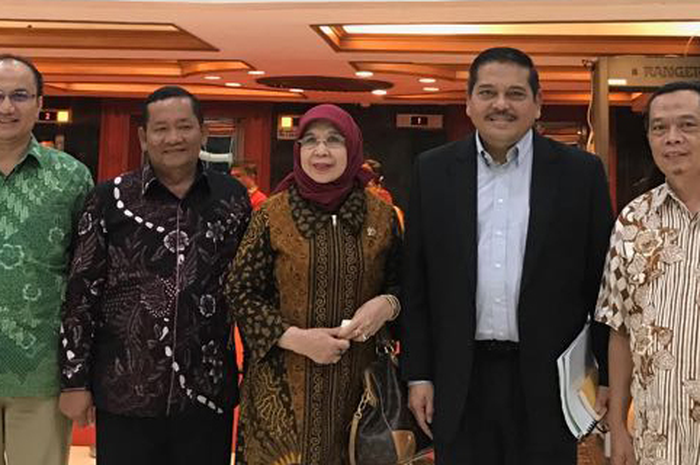 Emma Yohanna, berkerudung, anggota DPD RI asal Sumatera Barat yang namanya disebut dalam kasus mobil tabrak skuter listrik GrabWheels.