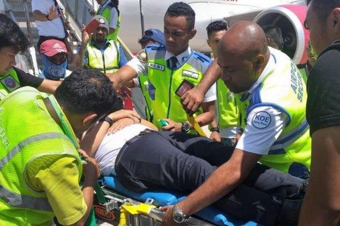 Pilot Batik Air seri A-320 dengan nomor penerbangan ID-6548, saat dievakuasi beberapa saat setelah mendarat di Bandara El Tari Kupang, Minggu (17/11/2019)