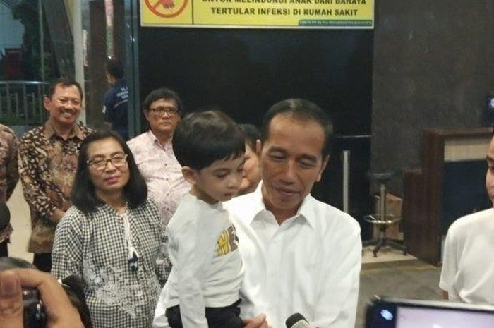 Setelah memberikan keterangan singkat kepada media, Jokowi mempersilakan Gibran mengumumkan nama anak keduanya.