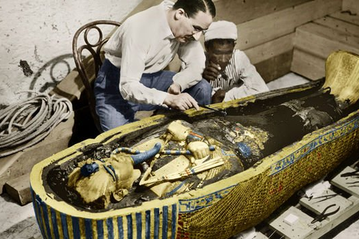 (ilustrasi) Howard Carter dengan mumi Firaun Tutankhamun.