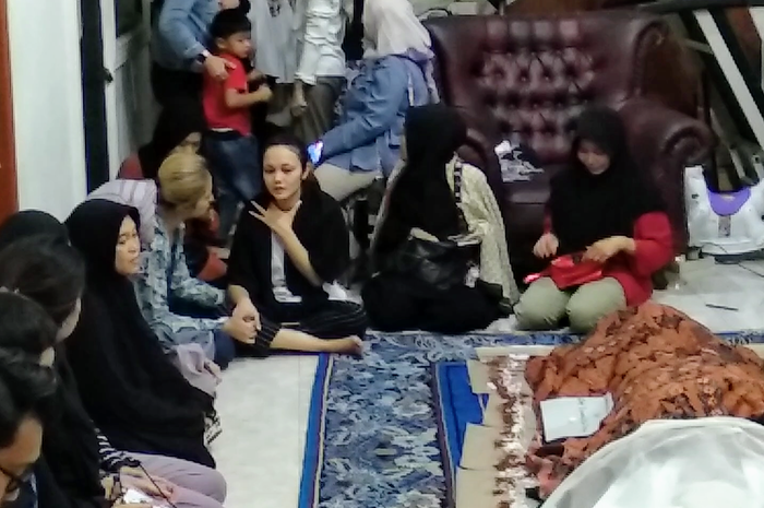 Marshanda melayat rekan satu sinetronnya, Cecep Reza, di rumah duka kawasan Rawamangun, Jakarta Timur, Selatan (19/11/2019).