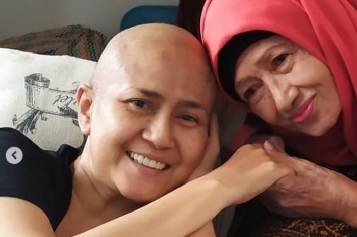 Ria Irawan bersama ibunda, Ade Irawan. 