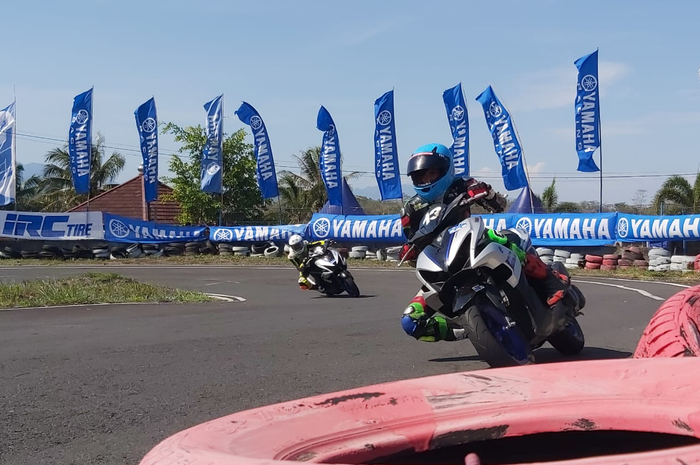 Performa Yamaha Aerox 155 diuji di sirkuit Bukit Peusar, Tasikmalaya, Jawa Barat dalam ajang balap Aerox Fun Race, Minggu (17/11).