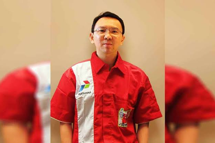 Beredar foto Basuki Tjahaja Purnama atau lebih dikenal Ahok memakai baju petugas SPBU Pertamina di media sosial Instagram.