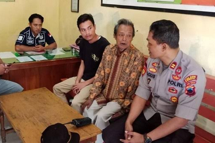 Yusminardi, cucu yang aniaya kakeknya, Wasidi (65), di Desa Kedungboto, Limbangan, Kendal, Jawa Tengah, ternyata seorang YouTuber.