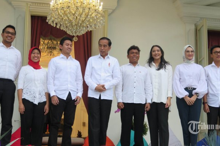 Presiden Jokowi dan ketujuh Staf Khusus Milenial