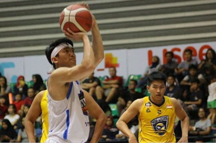 Ilustrasi - Pemain Amartha Hangtuah, Abraham Wenas, kala melakukan tembakan bebas dalam laga semifinal Piala Presiden Bola Basket 2019 di GOR Sritex Arena, Solo, Sabtu (23/11/2019)