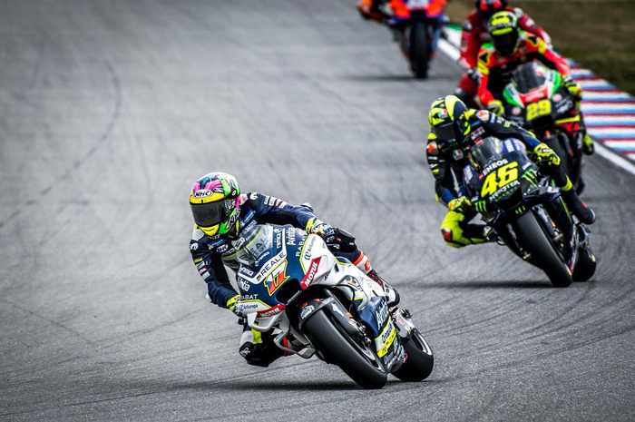 Kabar Karel Abraham berhenti dari MotoGP menambah deretan kejutan MotoGP musim ini. Karel Abraham didepak sepihak oleh tim Avintia Racingt