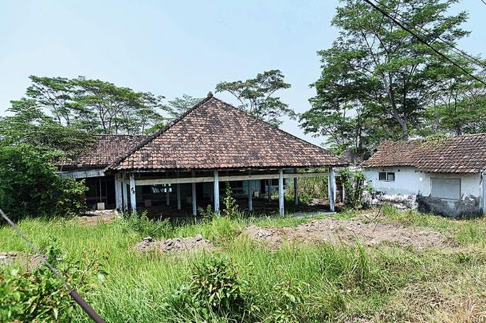 Bangunan kosong di desa yang tidak lagi berpenduduk karena berada di dalam kawasan peta terdampak lumpur Lapindo di Kecamatan Porong, Sidoarjo, Jawa Timur, Rabu (6/11/2019). 