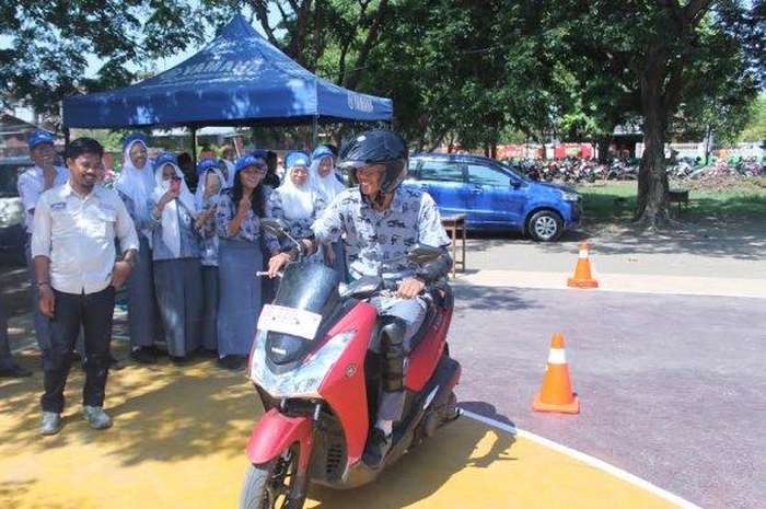 Yamaha Riding Academy memberikan pelatihan cara berkendara aman.