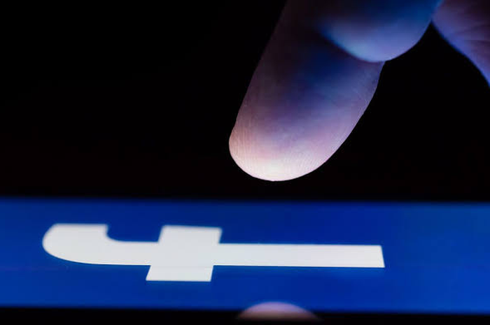 Ilustrasi tampilan dark mode pada Facebook versi Android