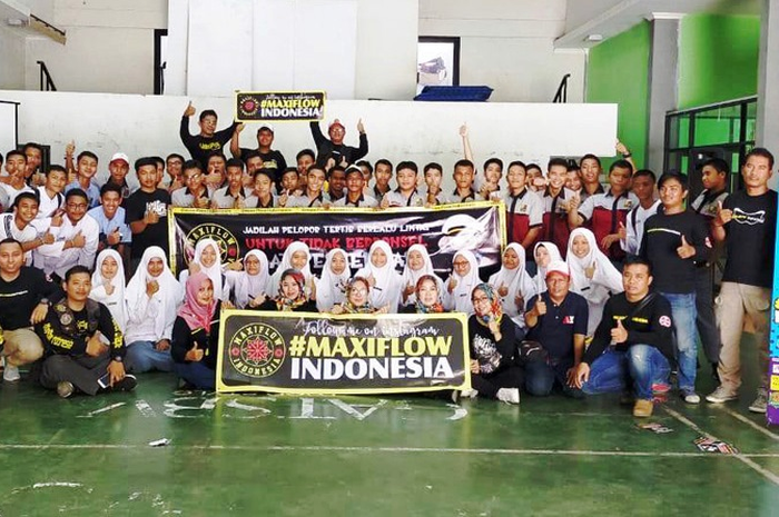 Komunitas motor Maxiflow Indonesia kampanyekan bahaya main Hp sambil naik motor kepada para pelajar SMA.